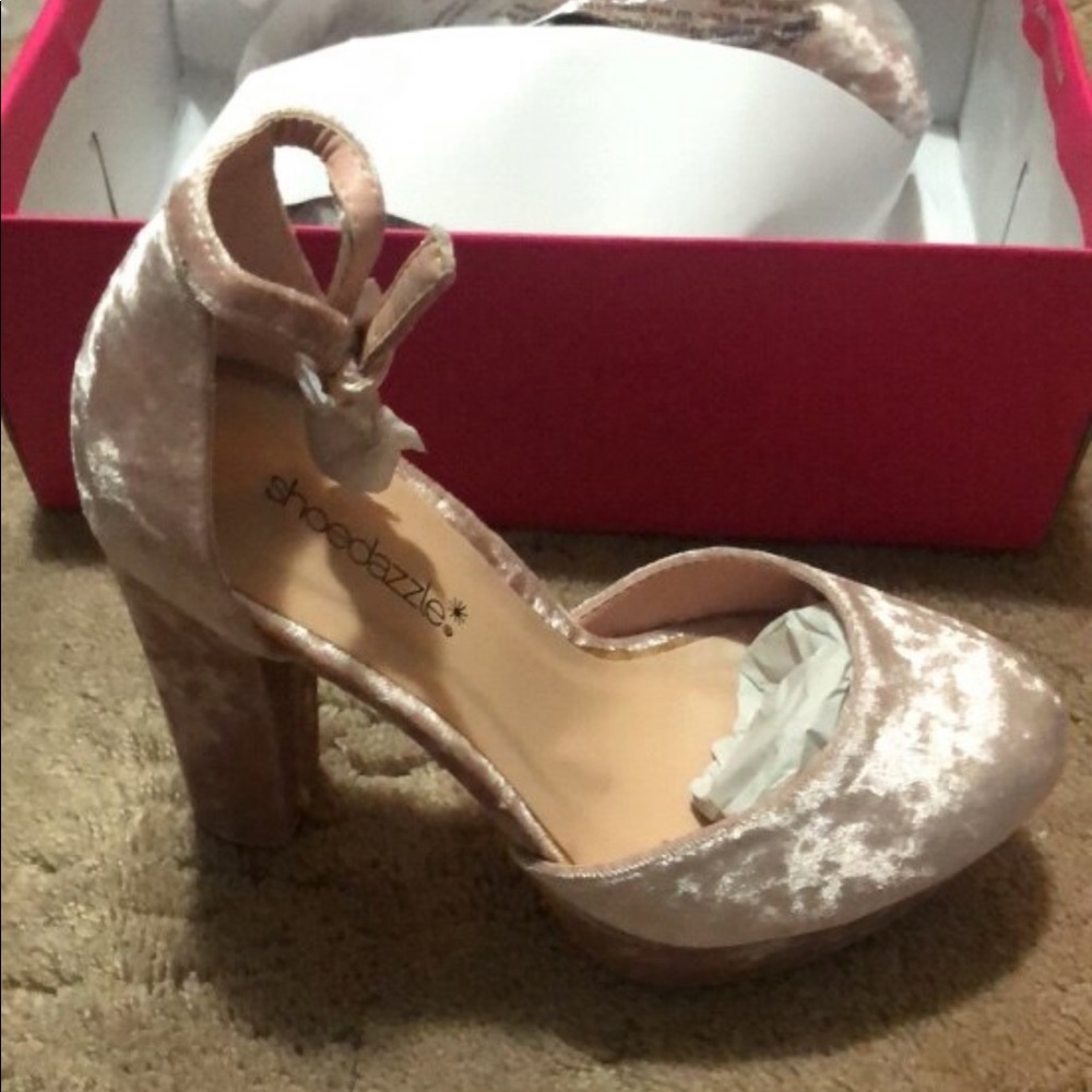 Rose colored plush pumps Women’s size 7W